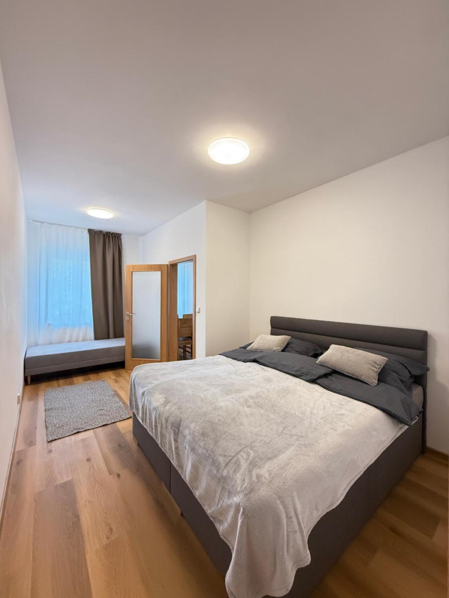 Riverside Apartment Praha Buitenkant foto